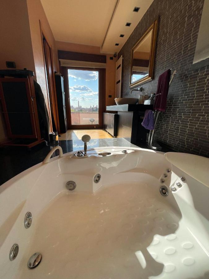 Appartement Attico Con Vista Spettacolare E Jacuzzi à Bologne Extérieur photo