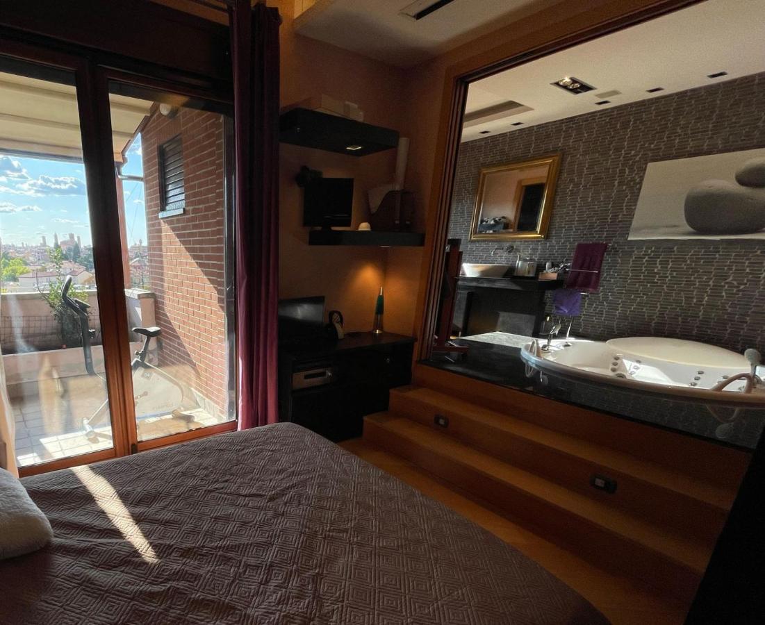 Appartement Attico Con Vista Spettacolare E Jacuzzi à Bologne Extérieur photo